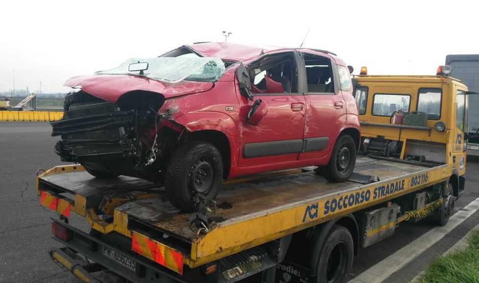 Tampona un camion e si rovescia con l’auto, grave un 26enne