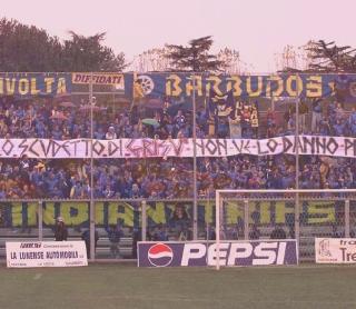 Tifosi azzurri al Picco e a destra, scontri del passato