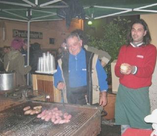 Portoferraio in festa, salcicce arrosto all’Angolo Bar, musica e balli in piazza della Repubblica, un gruppo di amici che brinda al nuovo anno e i dj che animano la festa dal palco nonostante la pioggia