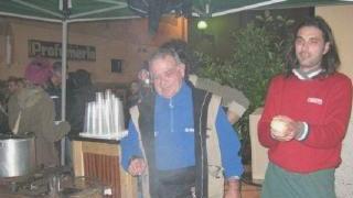 Portoferraio in festa, salcicce arrosto all’Angolo Bar, musica e balli in piazza della Repubblica, un gruppo di amici che brinda al nuovo anno e i dj che animano la festa dal palco nonostante la pioggia