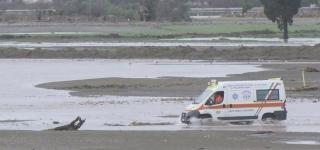 Una zona allagata nel comune di Vecchiano, sotto Bertolaso e il fontanazzo fotografato prima che l’argine del Serchio cedesse
