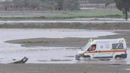Una zona allagata nel comune di Vecchiano, sotto Bertolaso e il fontanazzo fotografato prima che l’argine del Serchio cedesse