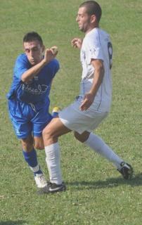 Giacomo Vanni a contrasto con un avversario