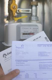 Il casello di Pistoia sull’autostrada Firenze Mare e un contatore con bollette di luce e gas
