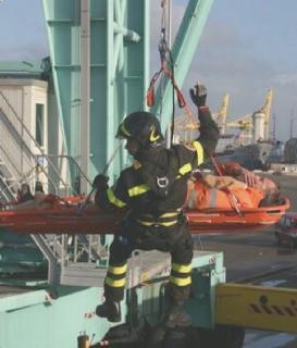 L’operaio viene messo in salvo dai vigili del fuoco A destra i pompieri intervenuti con l’autoscala