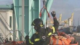 L’operaio viene messo in salvo dai vigili del fuoco A destra i pompieri intervenuti con l’autoscala