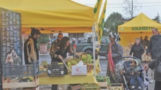 I banchi del mercatino della Coldiretti in piazza della Stazione a Pontedera