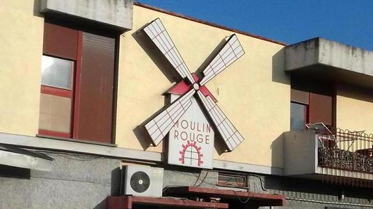 No a nuovi appartamenti al posto dell’ex Moulin Rouge