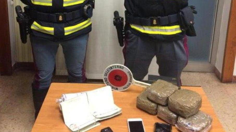 Sorpresi in autostrada con 25.000 euro di droga sotto il sedile