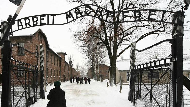 Tre ragazzi di Stazzema in visita al campo di sterminio di Auschwitz