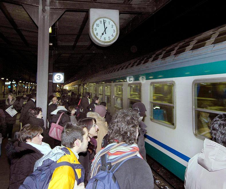 Treni soppressi e ritardi sulla Lucca-Pistoia un altro giorno critico 