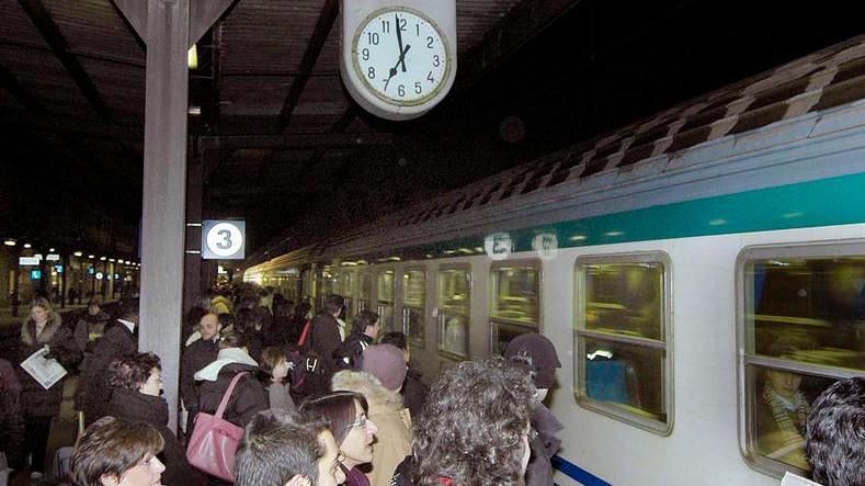 Treni soppressi e ritardi sulla Lucca-Pistoia un altro giorno critico