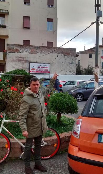Il parcheggiatore rapinato: «Il mio aggressore è libero, abbiamo paura che torni» 