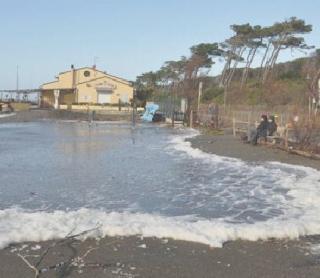 La strada chiusa alle Gorette e, sotto la ruspa della ditta Vanni al lavoro