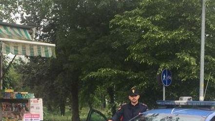 Chiude il suo negozio: il ladro la borseggia
