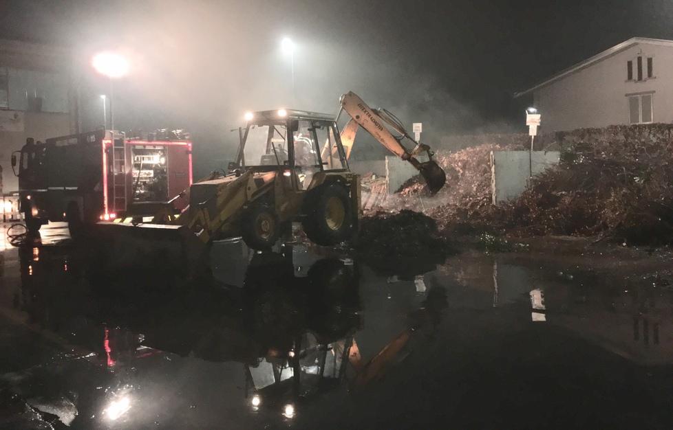 Erba secca a fuoco nell’isola ecologica Cause accidentali