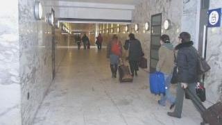 Passegggeri nel sottopasso della stazione