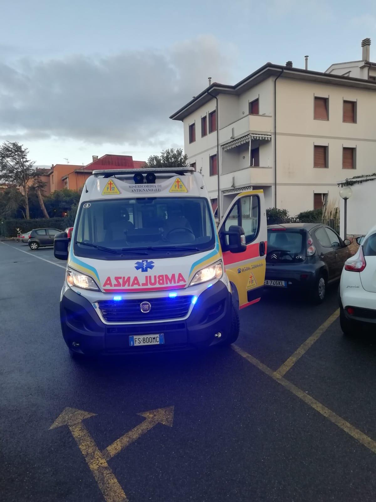 Cade dal quarto piano di un palazzo ad Antignano e si salva