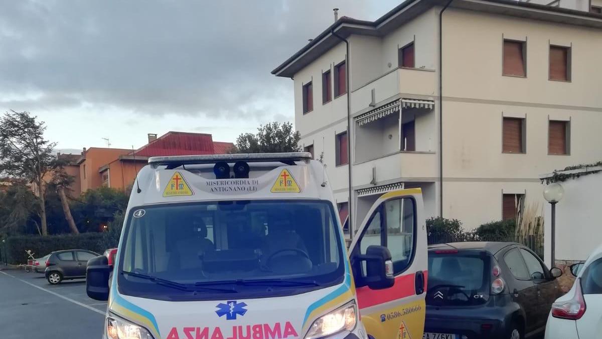Cade dal quarto piano di un palazzo ad Antignano e si salva