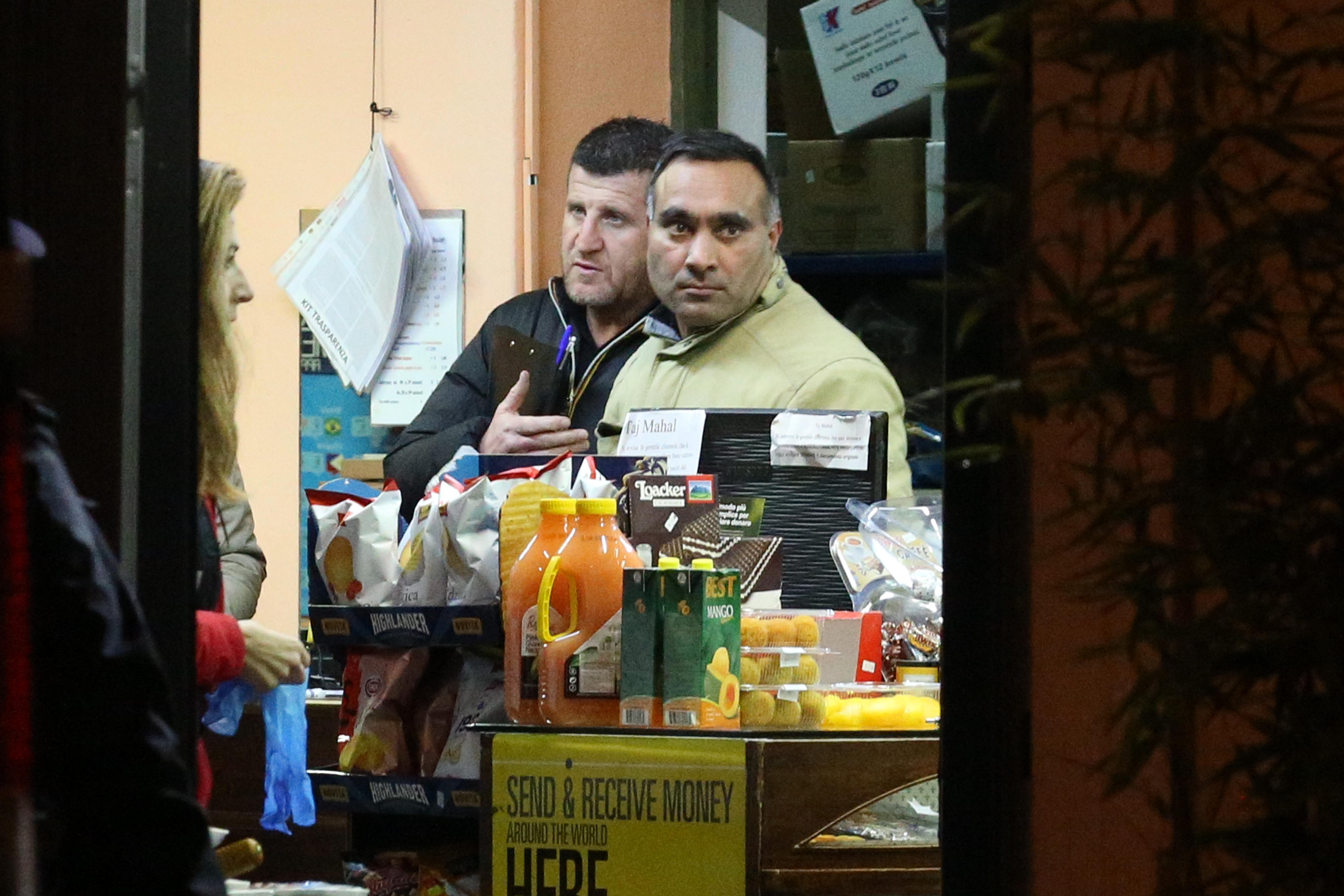 Il titolare del negozio Taj Mahal di via Ferrucci a Empoli durante i rilievi della polizia