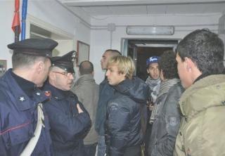 Sotto: Marcello La Valle (a destra nella foto) con un poliziotto A destra: carabinieri e giocatori rossoblù nella sede del Cecina la sera della contestazione