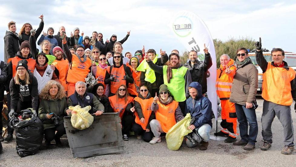 In cento puliscono la scogliera del Romito: cassonetti, bottiglie e una lattina del 1986 