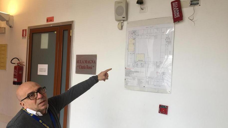 L'assistente tecnico Antonio Pastorelli indica un rilevatore antincendio rotto dagli occupanti nella notte fra venerdì e sabato