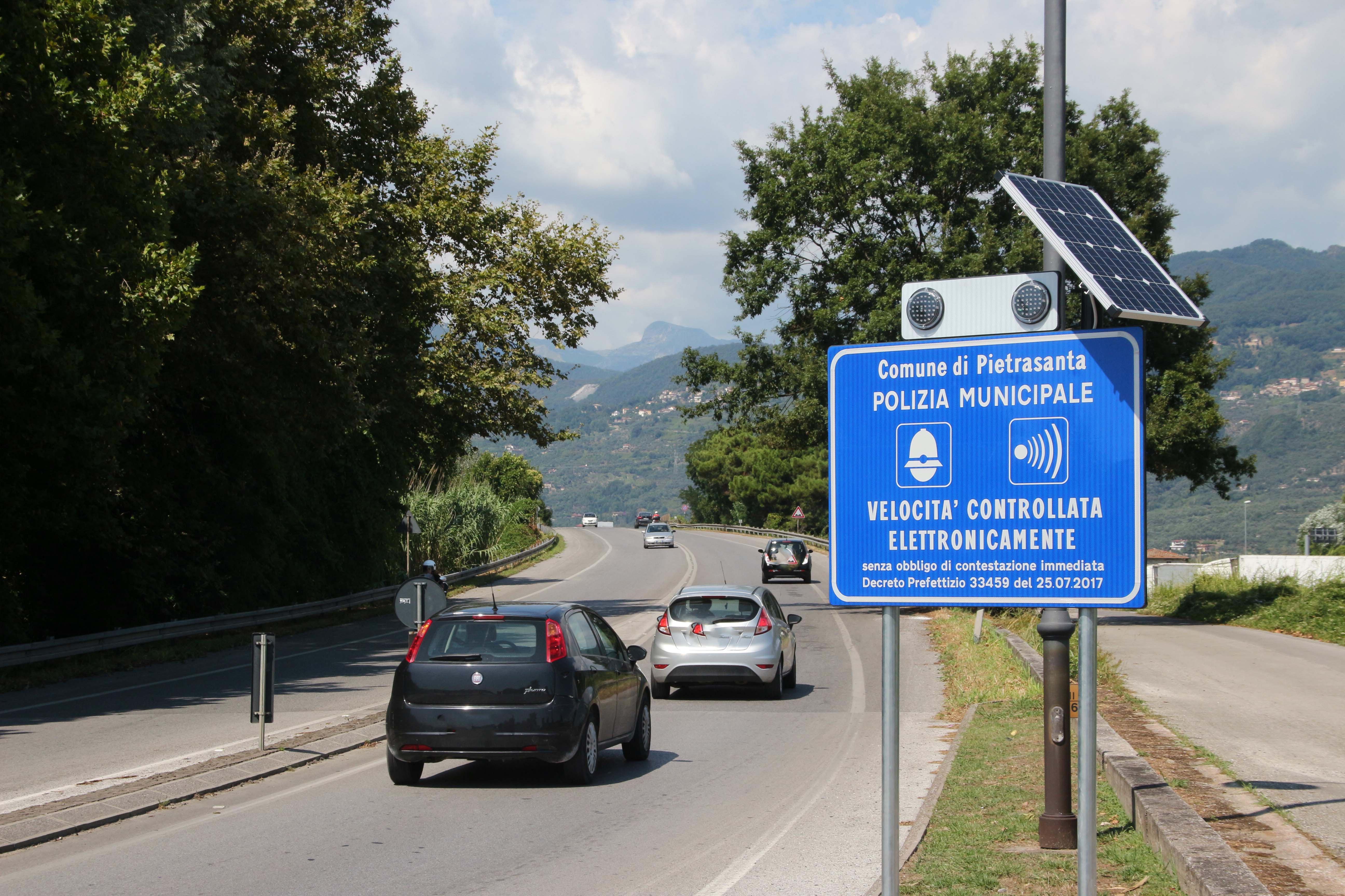 Inchioda per evitare la multa dall’autovelox e viene tamponato 