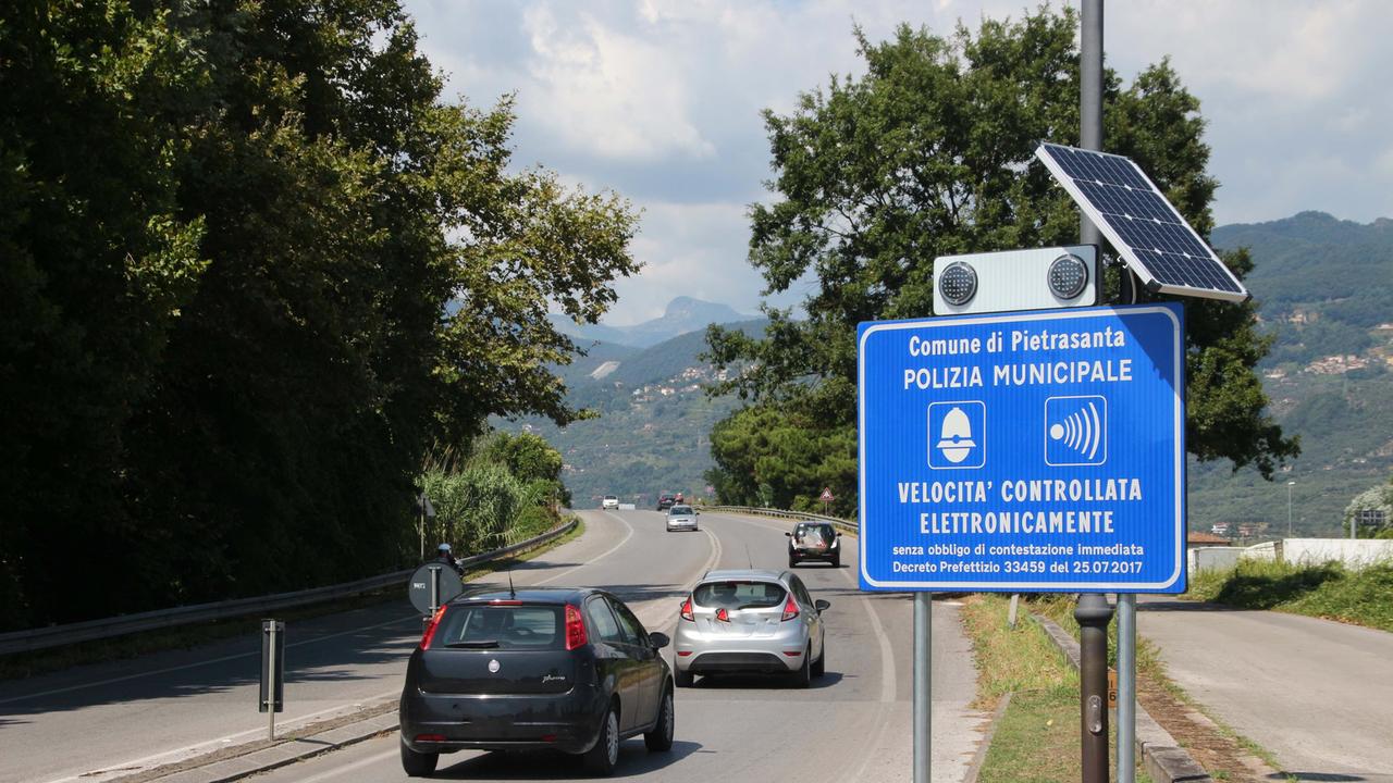 Inchioda per evitare la multa dall’autovelox e viene tamponato