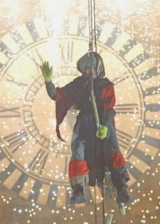 A fianco la Befana scende dal campanile Sotto Piazza del Duomo stipata di gente in attesa