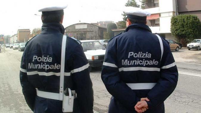 Sniffa cocaina e va a schiantarsi contro un’auto