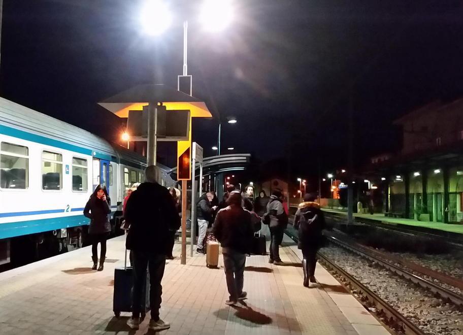 Passeggeri venerdì sera, 18 gennaio, sulla banchina della stazione di Pescia in attesa di un treno