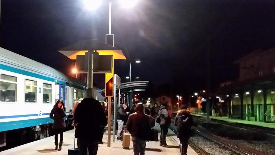 Passeggeri venerdì sera, 18 gennaio, sulla banchina della stazione di Pescia in attesa di un treno
