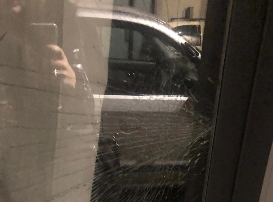 Incappucciati danneggiano l’ingresso di uno studio 