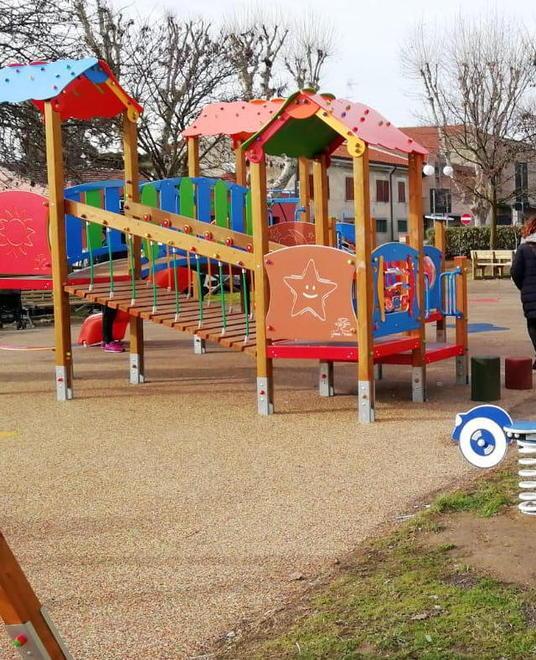 Area fitness e parco giochi per i bambini in piazza Gramsci 