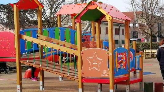 Area fitness e parco giochi per i bambini in piazza Gramsci