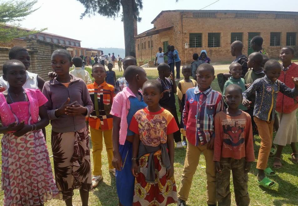 Due lunigianesi in missione in Rwanda per fare scuola “ di mestieri” ai bambini 