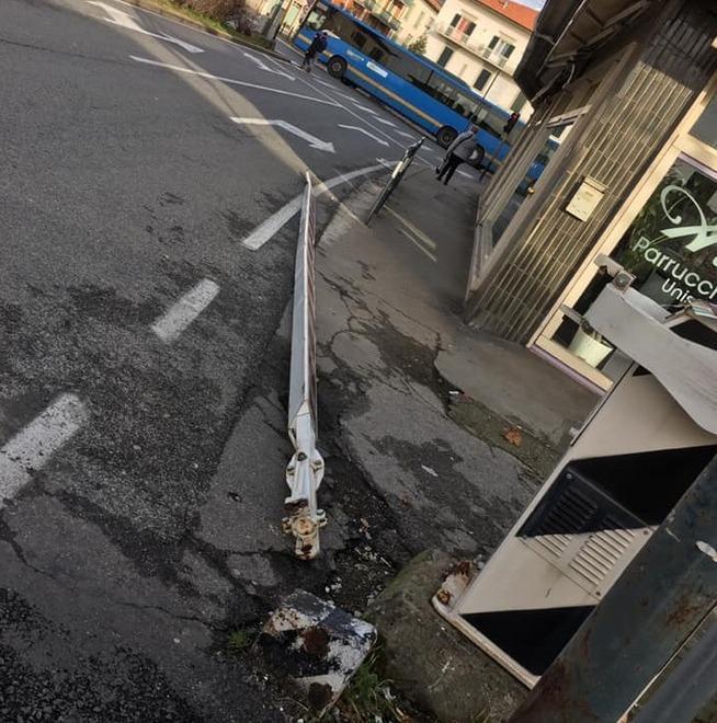 Con l’auto abbatte il passaggio a livello: multa e segnalazione