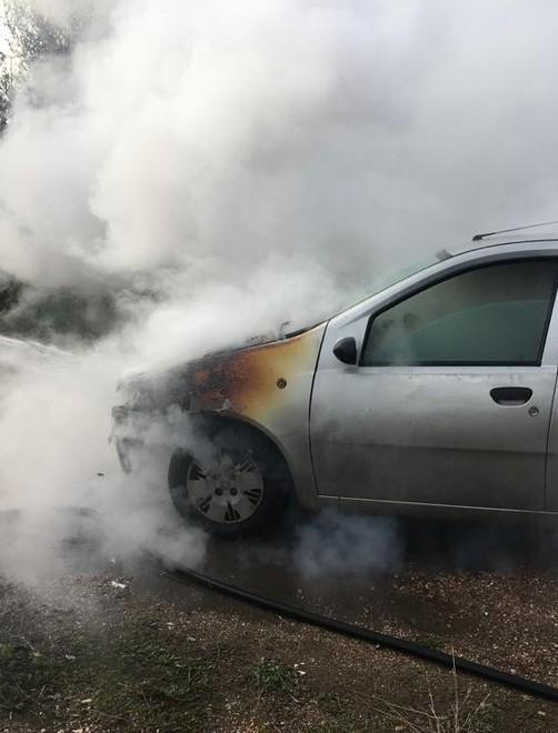 Fuga di gas in strada e auto in fiamme Intervengono i vigili 