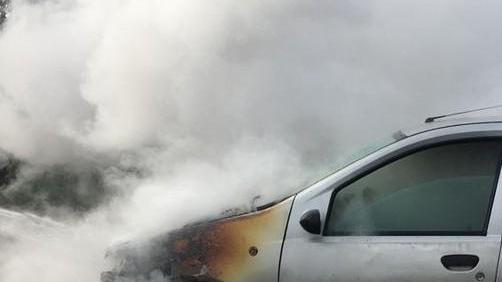 Fuga di gas in strada e auto in fiamme Intervengono i vigili