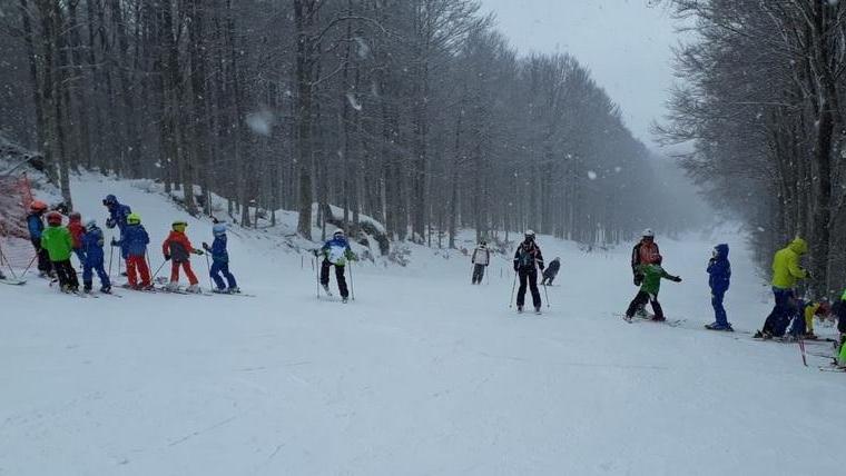 Non smette di nevicare Aperta anche la direttissima