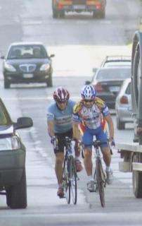 Due ciclisti in mezzo al traffico