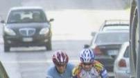 Due ciclisti in mezzo al traffico