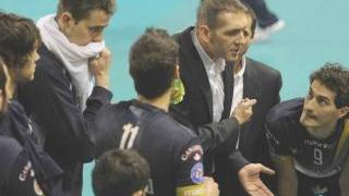 A destra Lorenzo Bernardi; nella foto accanto Luca Cantagalli dà istruzioni alla squadra