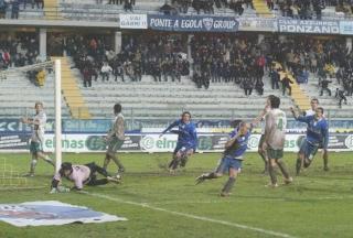 Claudio Coralli ha appena incornato alle spalle di Bressan il pallone che regala il pari all’Empoli all’ultimo minuto