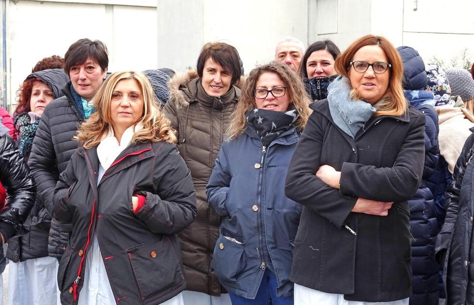 Alcune dipendenti dello storico ricamificio Defi Pratesi (foto Gori)