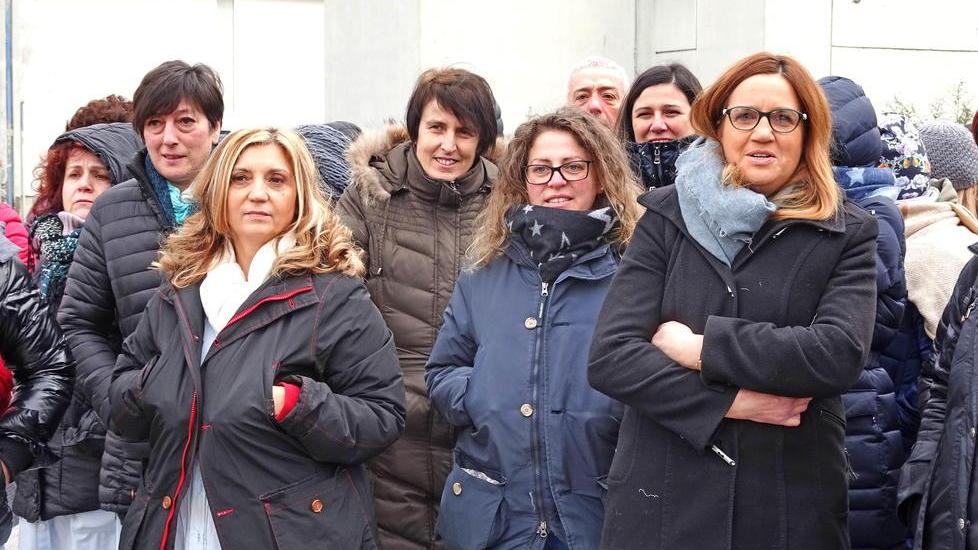 Alcune dipendenti dello storico ricamificio Defi Pratesi (foto Gori)