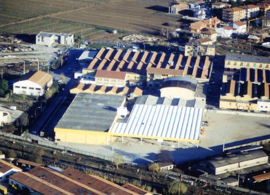 Una veduta aerea della Lanteriana, una volta trasferita nell’area industriale del quartiere della Fontina, in una foto scattata negli anni Ottanta e custodita nell’archivio di Simone Gentilini