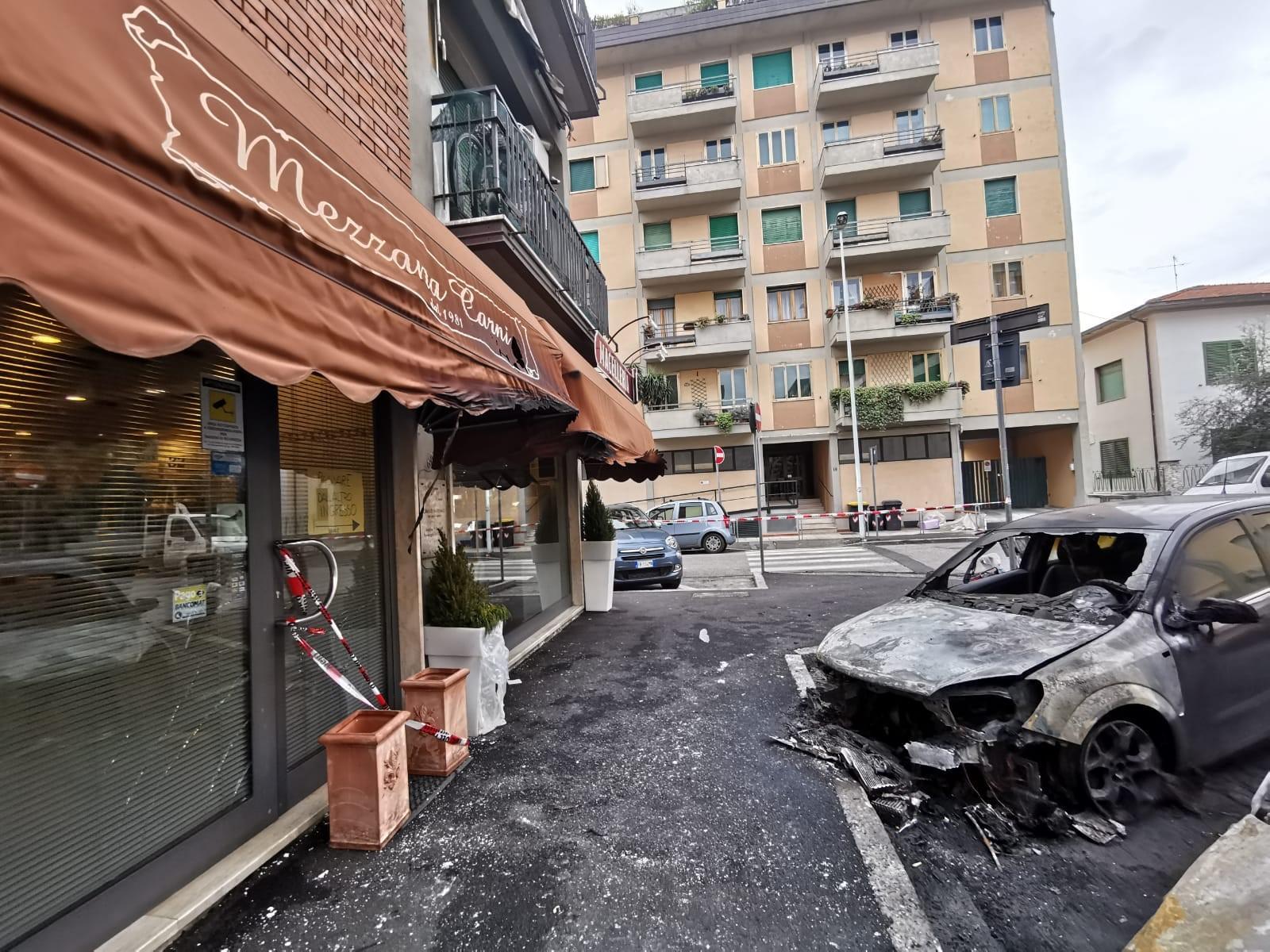 Le due auto danneggiate dall'incendio (foto Sproviero/Batavia)