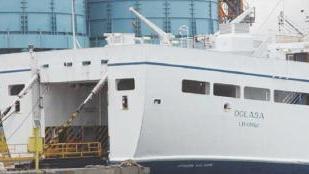Una nave Toremar in porto a Piombino sopra l’aliscafo fermo in cantiere da mesi